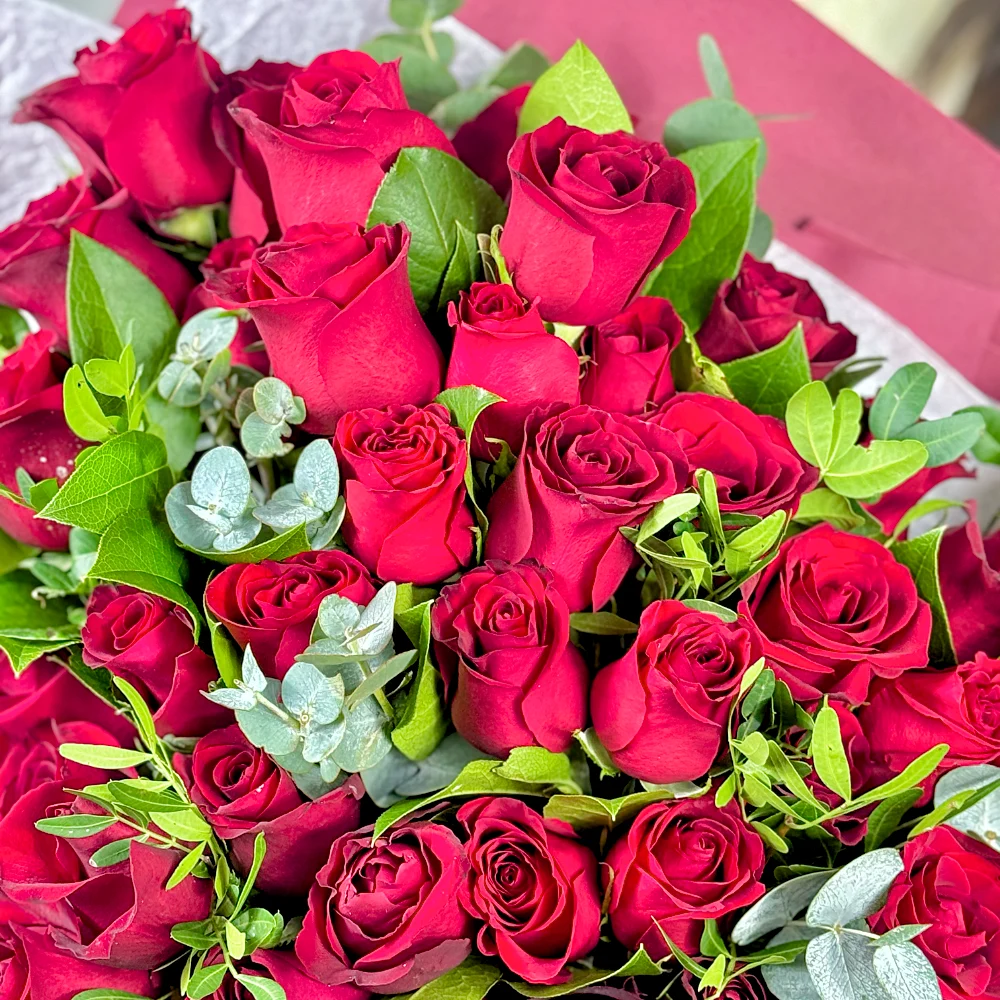 101 красная роза с эвкалиптом