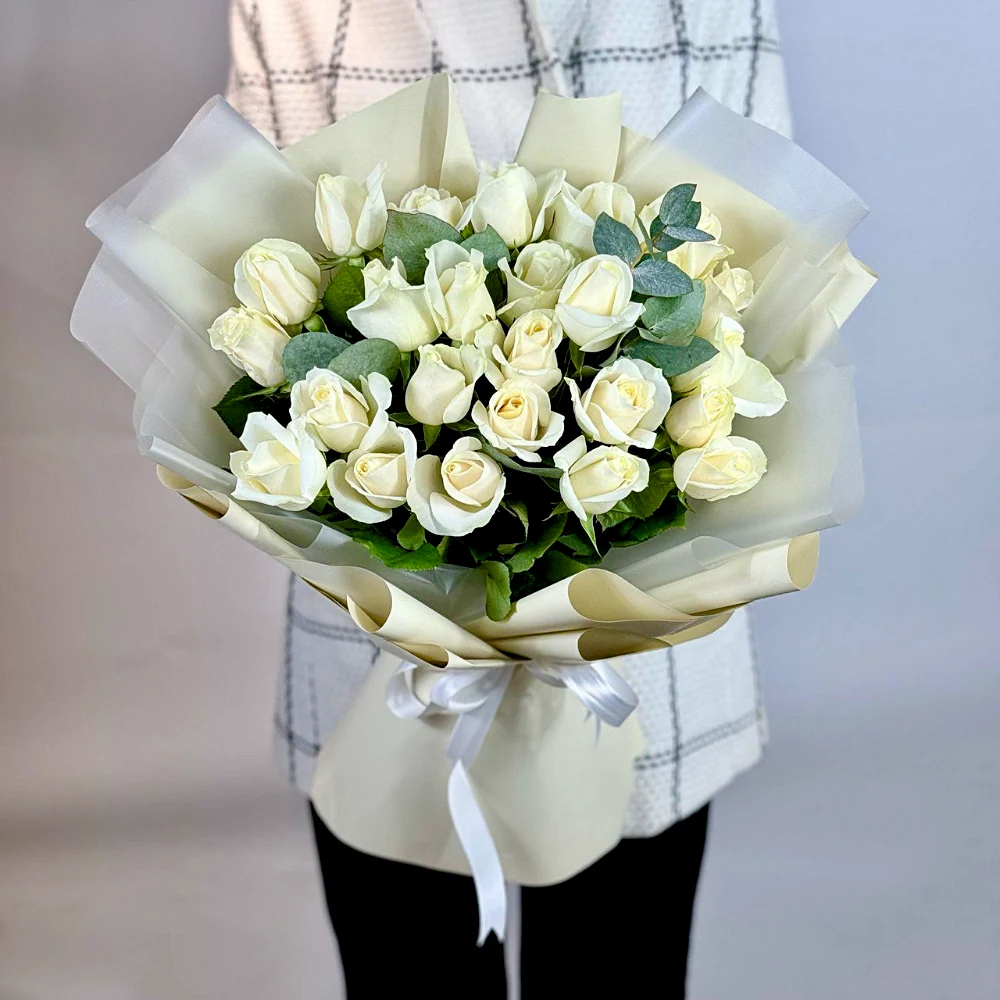 25 белых роз