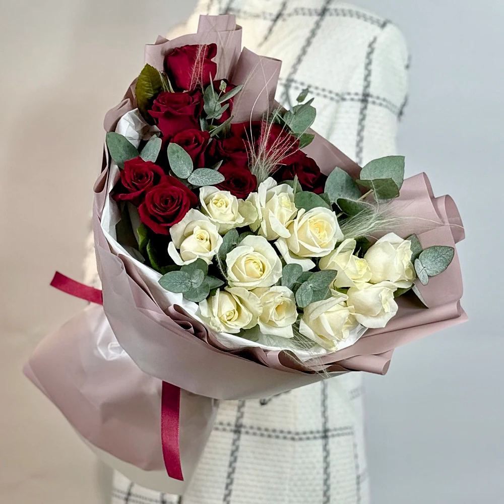 25 красных и белых роз