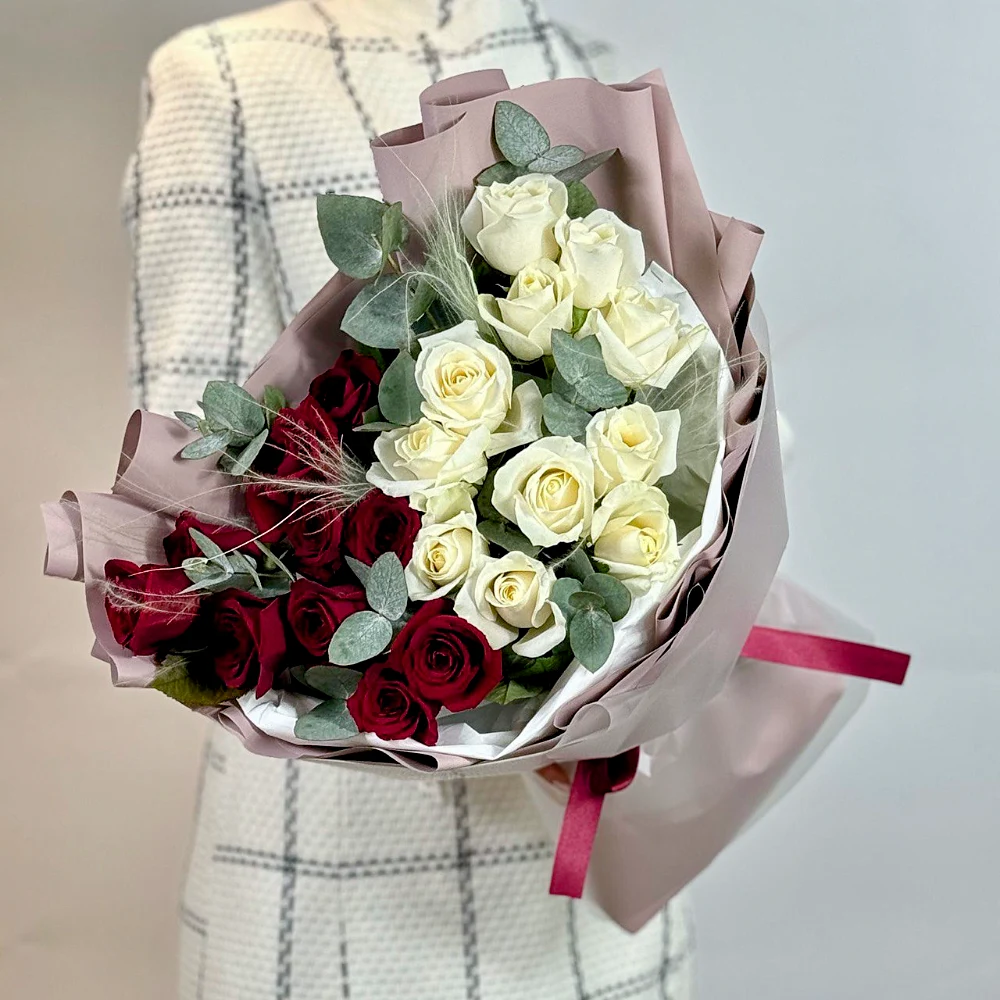 25 красных и белых роз