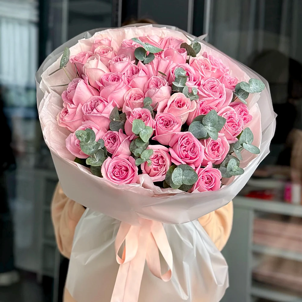 35 розовых роз пионовидных