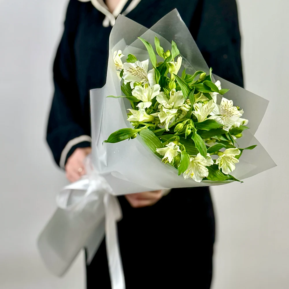 7 белых альстромерий