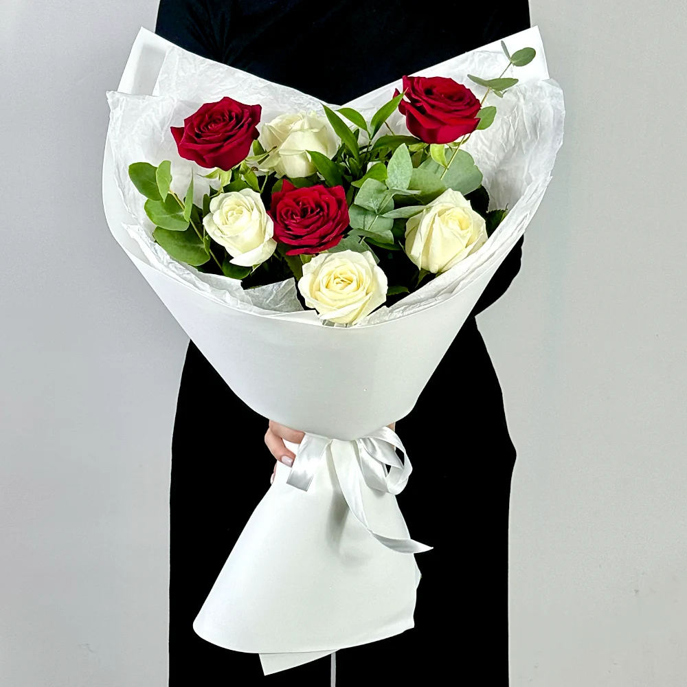 7 белых и красных роз