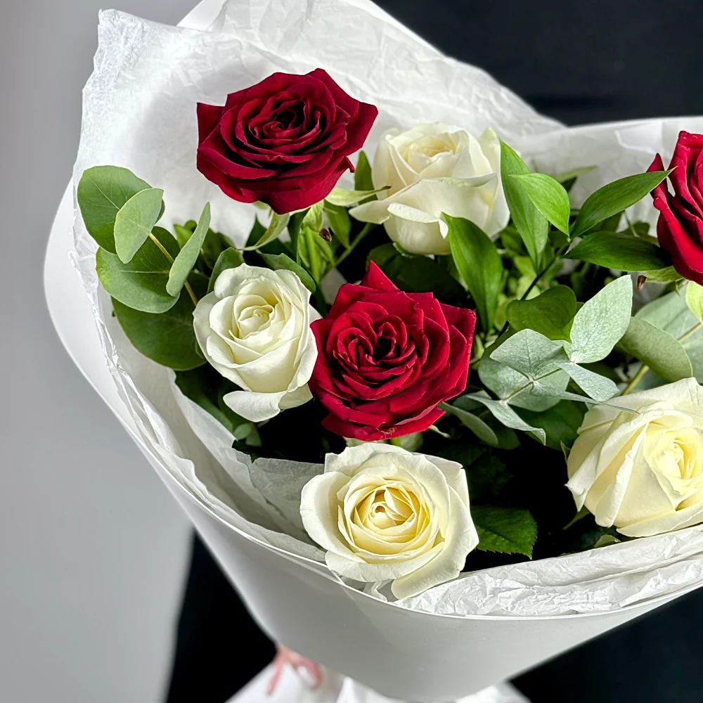 7 белых и красных роз