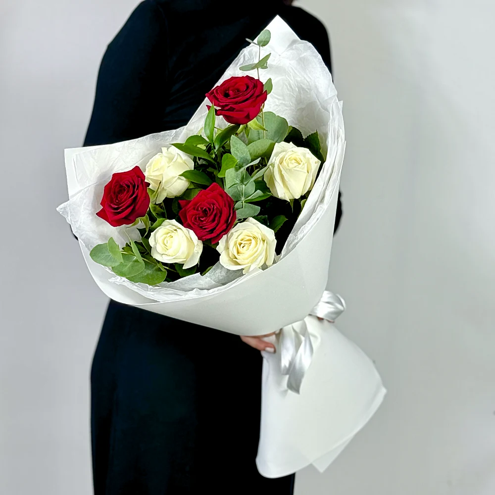 7 белых и красных роз