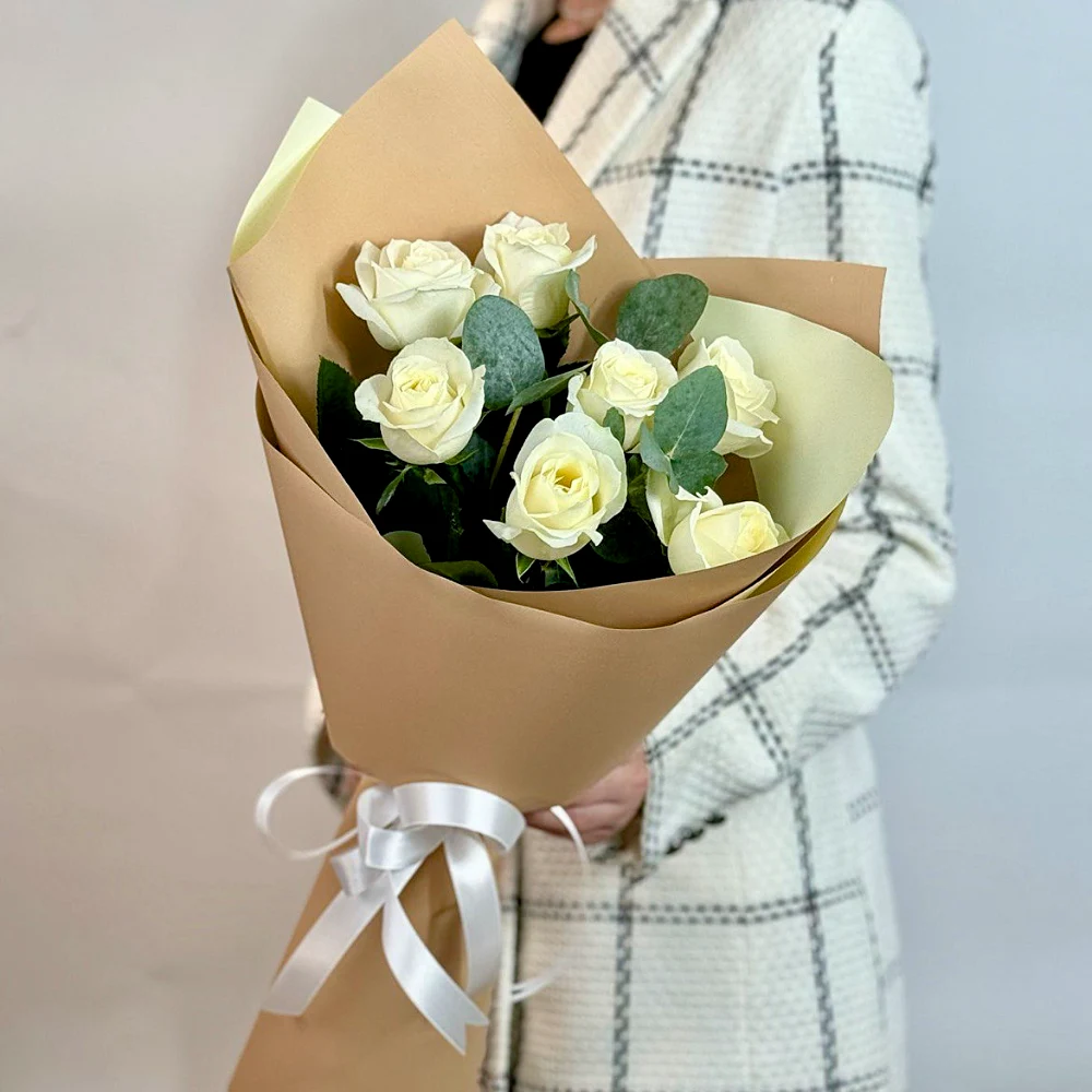 Букет из 7 белых роз и эвкалипта