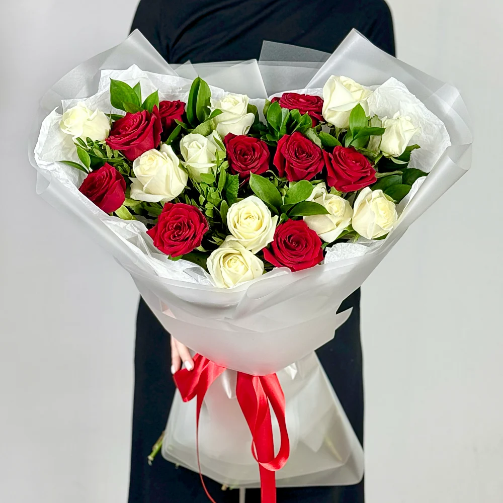 Букет из 19 белых и красных роз