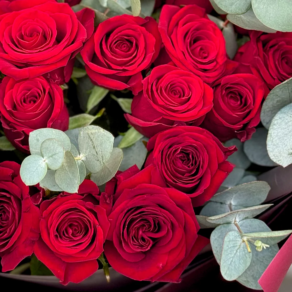 Букет из 19 красных роз
