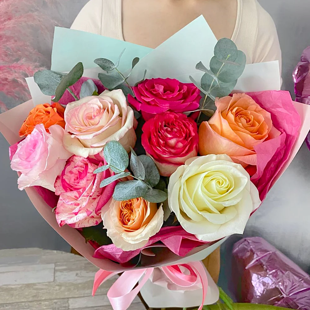 Букет из 9 разноцветных роз