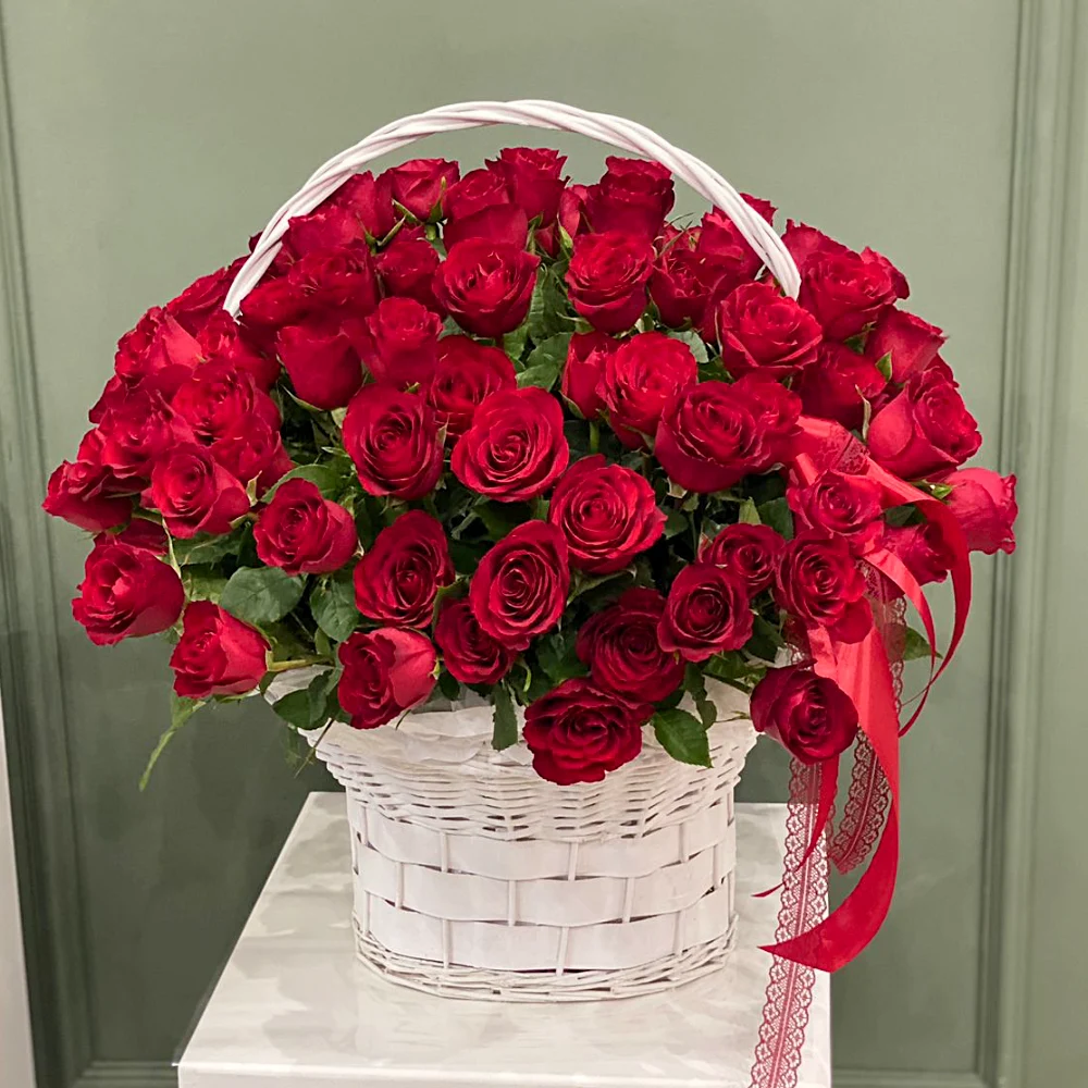 Красные розы в корзине