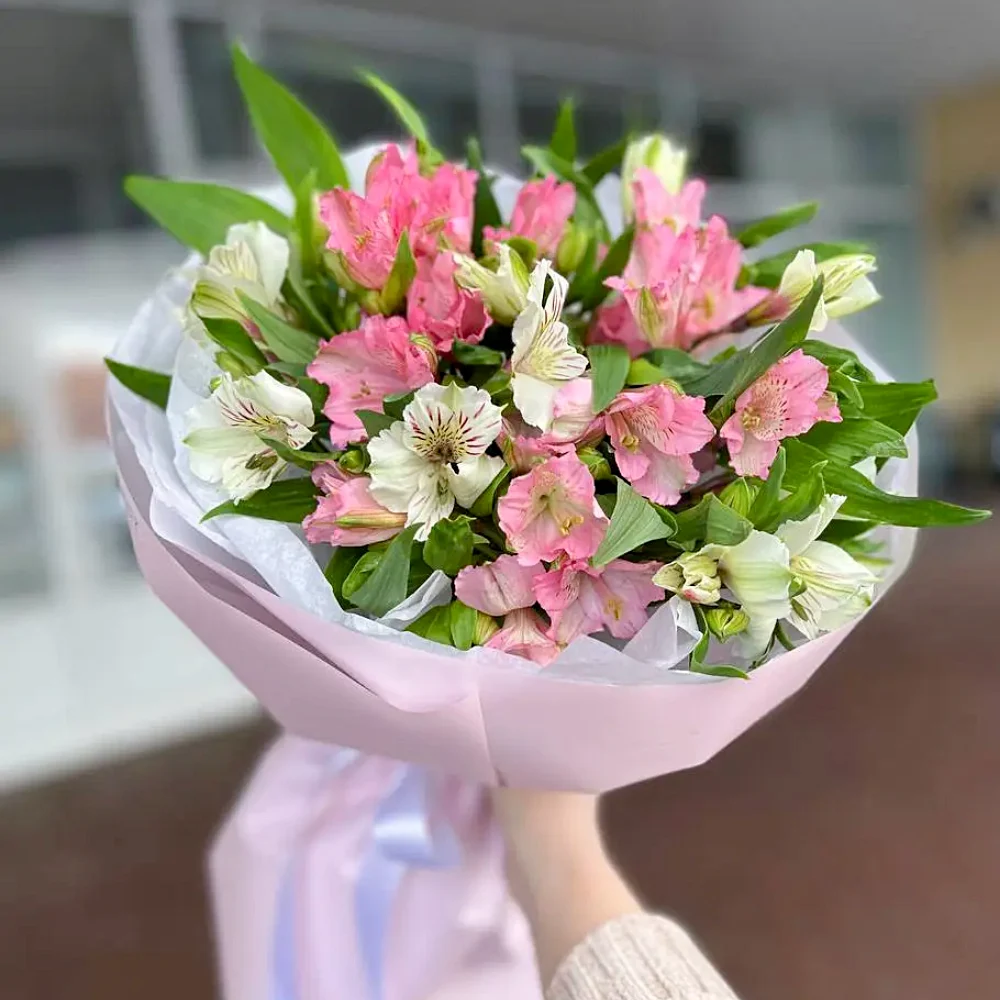 Монобукет из 7 белых и розовых альстромерий